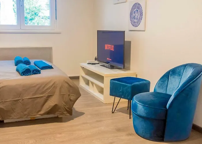 Travel Homes - The Bluefel, 2m Walk Little Venice Apartment